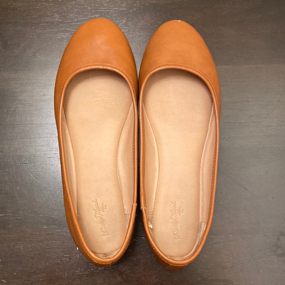 Universal Thread flats 7W
